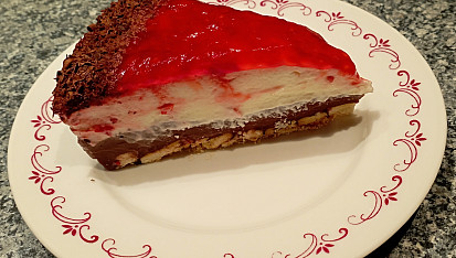 Nepečený dort s pudinkem, červeným vínem a malinami