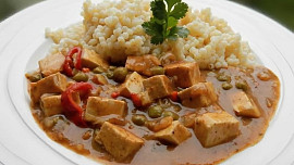 Pikantní guláš z uzeného tofu