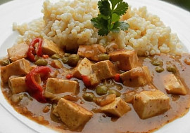 Pikantní guláš z uzeného tofu