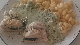 Plněná kuřecí prsa s těstovinami