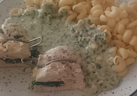 Plněná kuřecí prsa s těstovinami