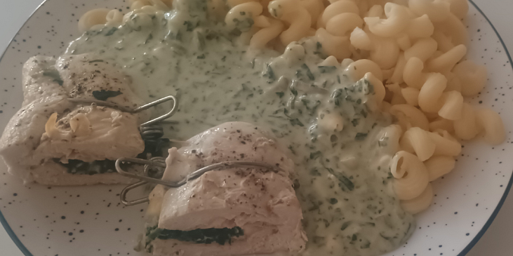 Plněná kuřecí prsa s těstovinami