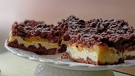 Strouhaný kakaový koláč s tvarohem a jablky