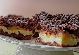 Strouhaný kakaový koláč s tvarohem a jablky