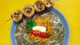 Sytá čočková polévka se šunkovými a mrkvovými nudličkami