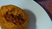 Arancini - rýžové koule plněné hovězím ragú