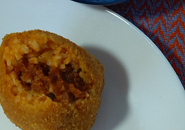 Arancini - rýžové koule plněné hovězím ragú