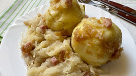 Bramborové knedlíky plněné uzeným masem se zelím