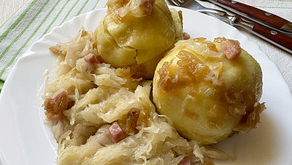 Bramborové knedlíky plněné uzeným masem se zelím