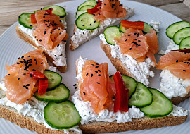 Chlebíčky s tvarohovou pomazánkou a uzeným lososem