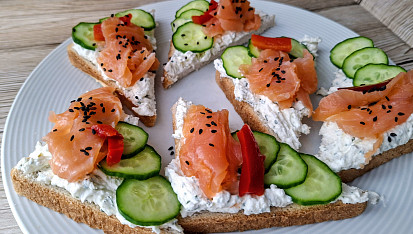 Chlebíčky s tvarohovou pomazánkou a uzeným lososem