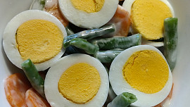 Fazolkový salát s mrkví a česnekem