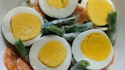 Fazolkový salát s mrkví a česnekem