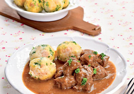 Hovězí kostky na zázvoru s petrželovým knedlíkem