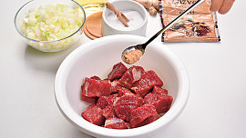 Hovězí kostky na zázvoru s petrželovým knedlíkem