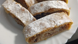 Jablečný štrúdl z domácího těsta