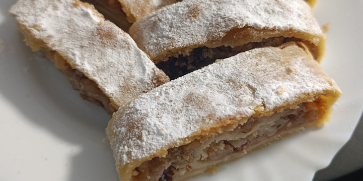 Jablečný štrúdl z domácího těsta (Vyzkoušeno a mňam 🤤)