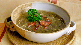 Klasická čočková polévka s opečenou klobásou