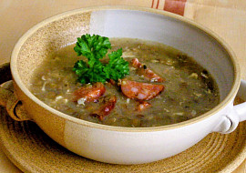 Klasická čočková polévka s opečenou klobásou