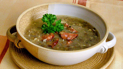 Klasická čočková polévka s opečenou klobásou