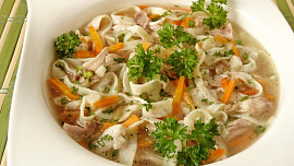 Kuřecí polévka s bylinkovými nudlemi