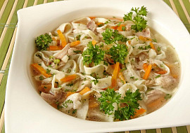 Kuřecí polévka s bylinkovými nudlemi