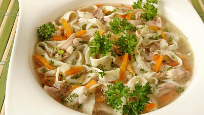 Kuřecí polévka s bylinkovými nudlemi