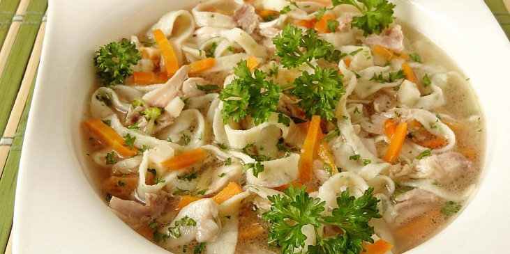 Kuřecí polévka s bylinkovými nudlemi