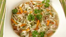 Kuřecí polévka s bylinkovými nudlemi