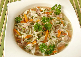 Kuřecí polévka s bylinkovými nudlemi