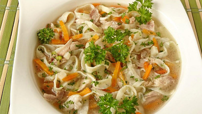 Kuřecí polévka s bylinkovými nudlemi