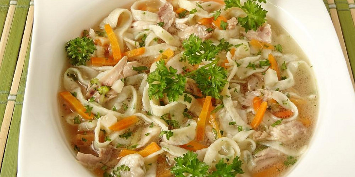 Kuřecí polévka s bylinkovými nudlemi