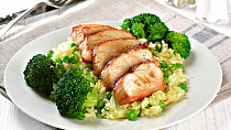 Kuřecí prsa s blanšírovanou brokolicí a hráškovou rýží