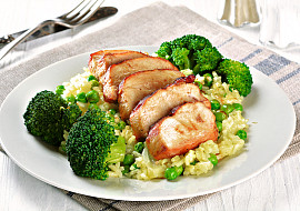 Kuřecí prsa s blanšírovanou brokolicí a hráškovou rýží