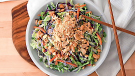 Salát z pekingského zelí s rýžovými nudlemi