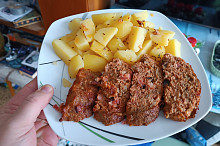 Sekaná na talíři.