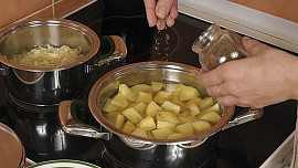 Staročeská lepenice ze zelí, brambor a škvarků