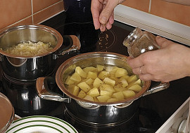 Staročeská lepenice ze zelí, brambor a škvarků