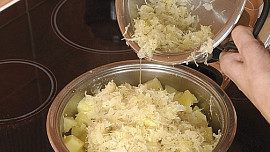 Staročeská lepenice ze zelí, brambor a škvarků