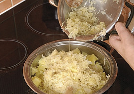 Staročeská lepenice ze zelí, brambor a škvarků