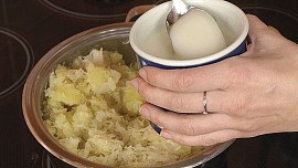 Staročeská lepenice ze zelí, brambor a škvarků