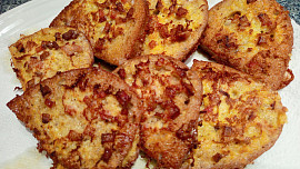 Starý chleba v hořčicovém kabátku se slaninou