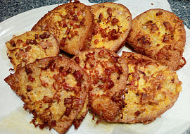 Starý chleba v hořčicovém kabátku se slaninou