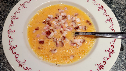 Starý chleba v hořčicovém kabátku se slaninou