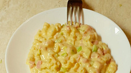 Sýrová omáčka se šunkou a kukuřicí