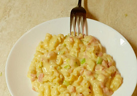 Sýrová omáčka se šunkou a kukuřicí