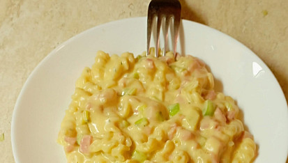 Sýrová omáčka se šunkou a kukuřicí