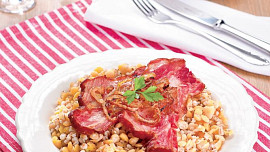 Zapečený šoulet s uzeným masem