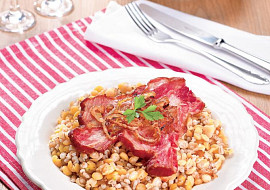 Zapečený šoulet s uzeným masem