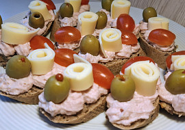 Chuťovky se šunkovou pomazánkou, olivami a sýrem